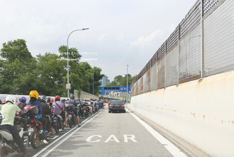 The crowded queue of motorcycles