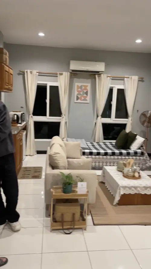 더 기프타운 숙소 안 영상 촬영을 위해 비켜있는 친구들