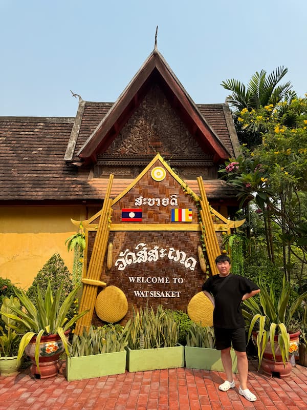 Blogger at the entrance of Wat Si Saket