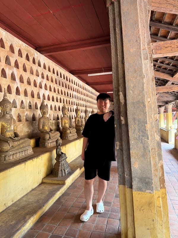 Blogger in many buddha statues