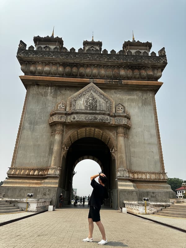 Blogger in Patuxai Victory monument