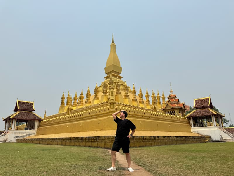 Blogger in Pha That Luang