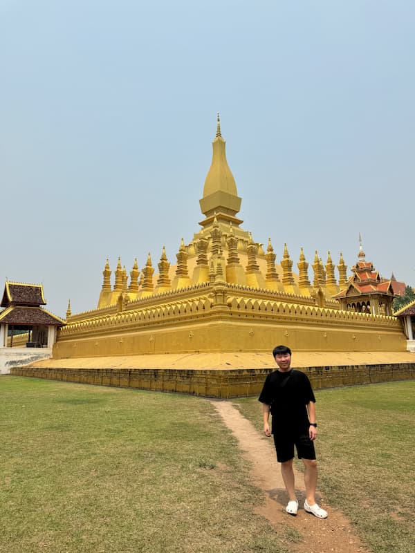 Blogger in Pha That Luang