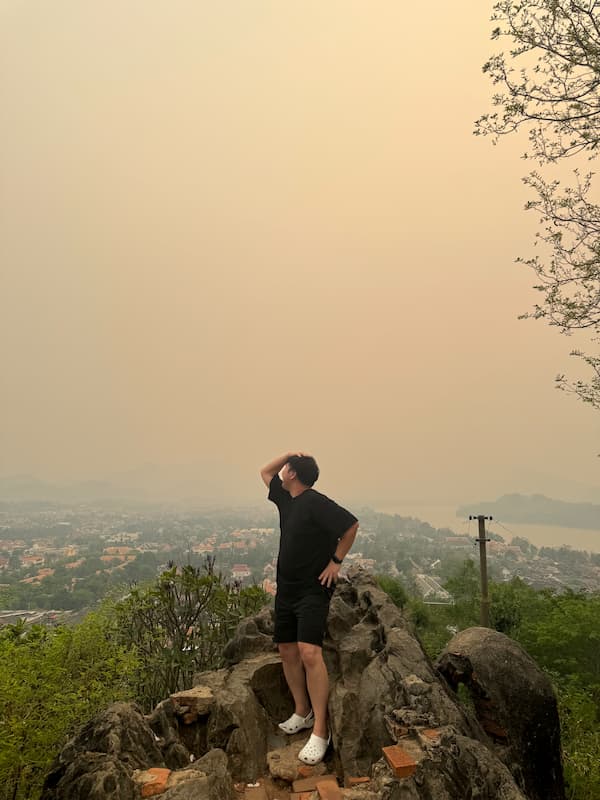 Blogger on Phou Si hill