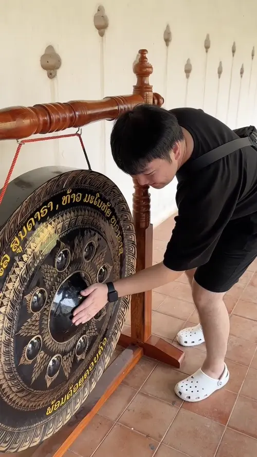 사원에서 복을 기원하며 종을 쓰다듬는 블로거