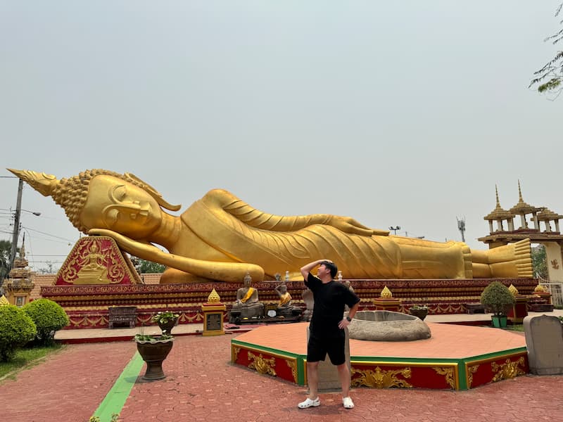 Blogger with Reclining Buddha
