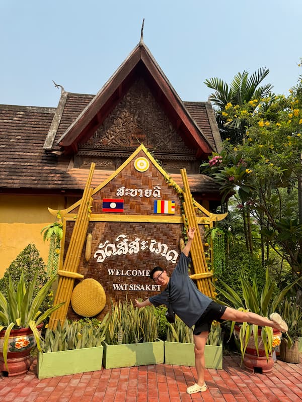 Friend at the entrance of Wat Si Saket