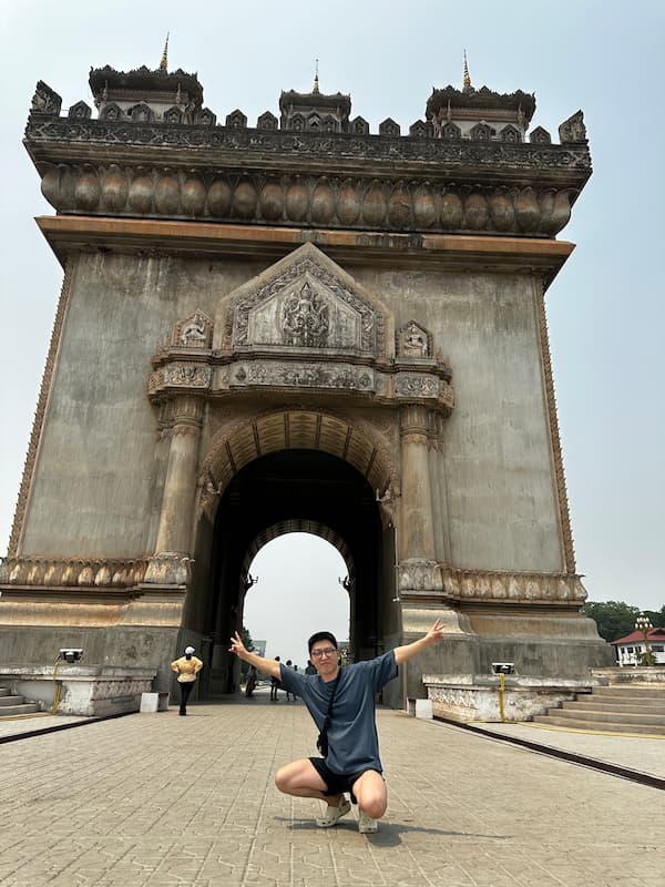 Friend in Patuxai Victory monument