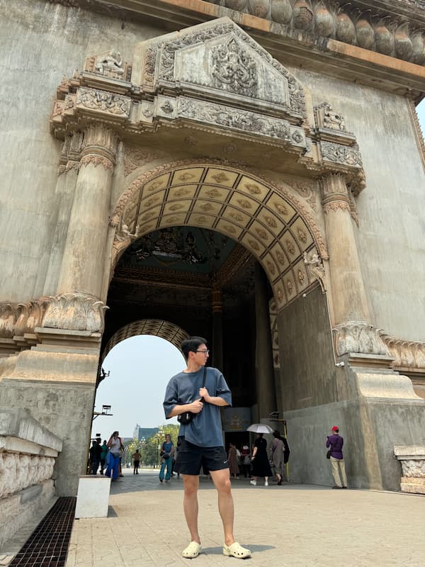 Friend in Patuxai Victory monument