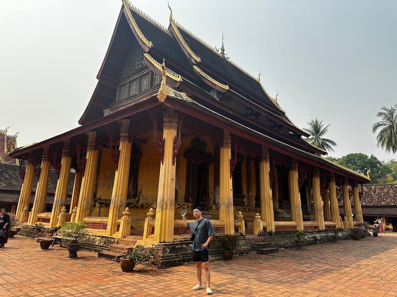 Friend in the Wat Si Saket