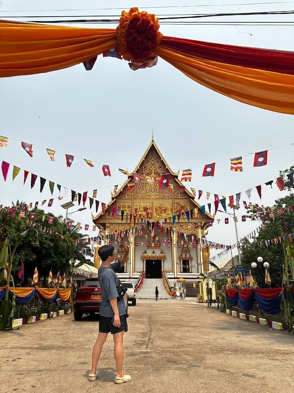 Friend in Wat That Luang Neua