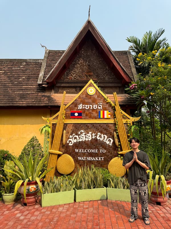 Friend at the entrance of Wat Si Saket