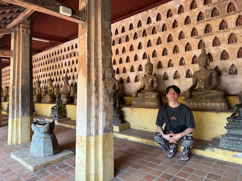 Friend in many buddha statues