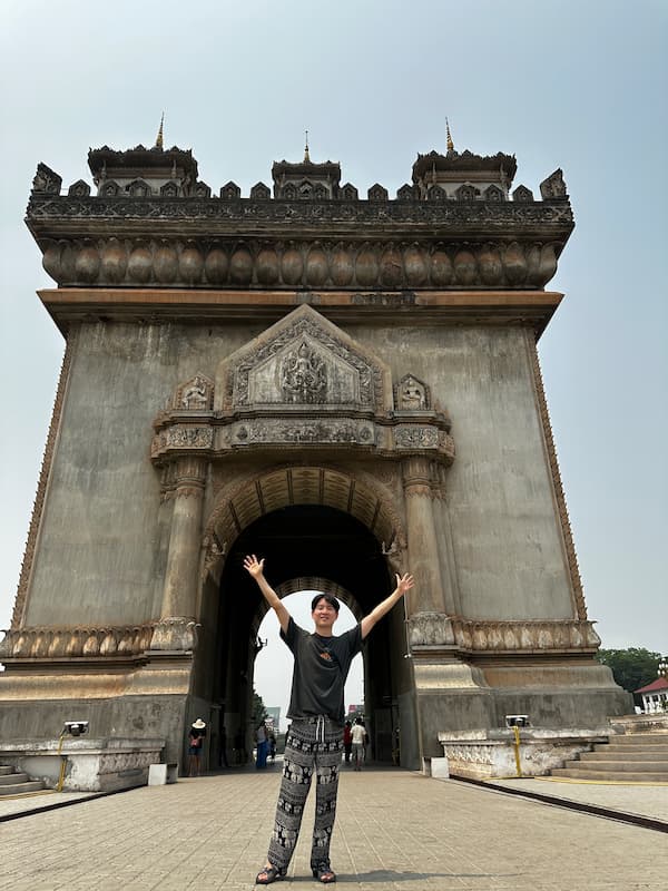 Friend in Patuxai Victory monument