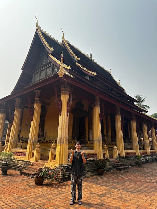 Friend in the Wat Si Saket