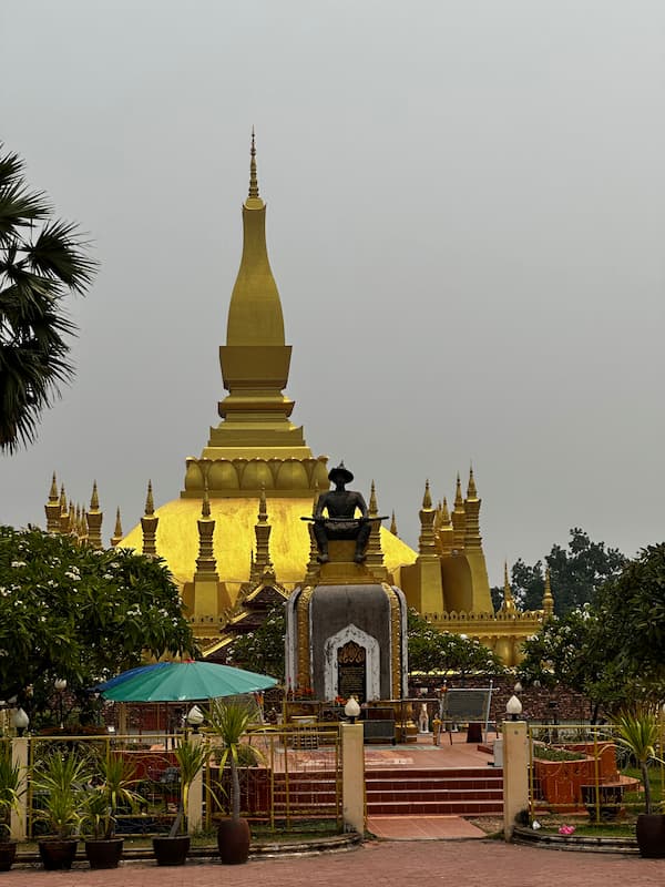 King Setthathirath statue