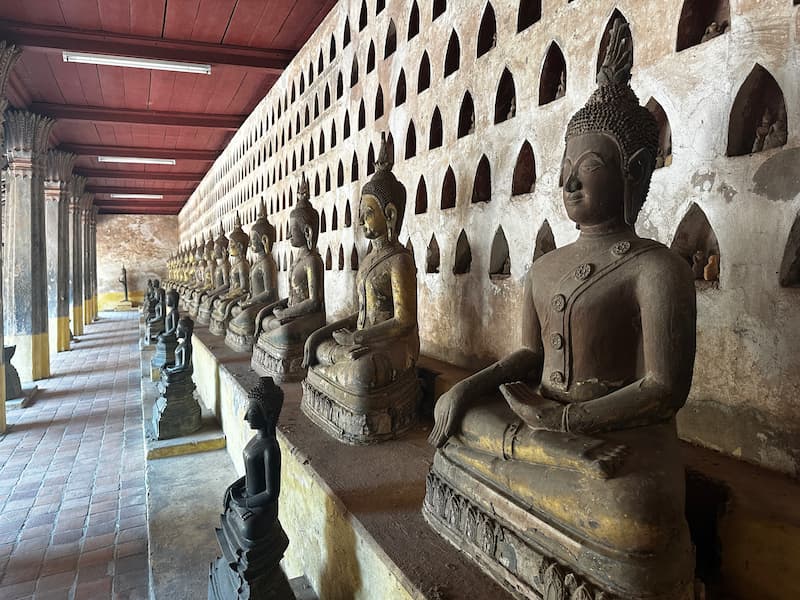 Many Buddha statues