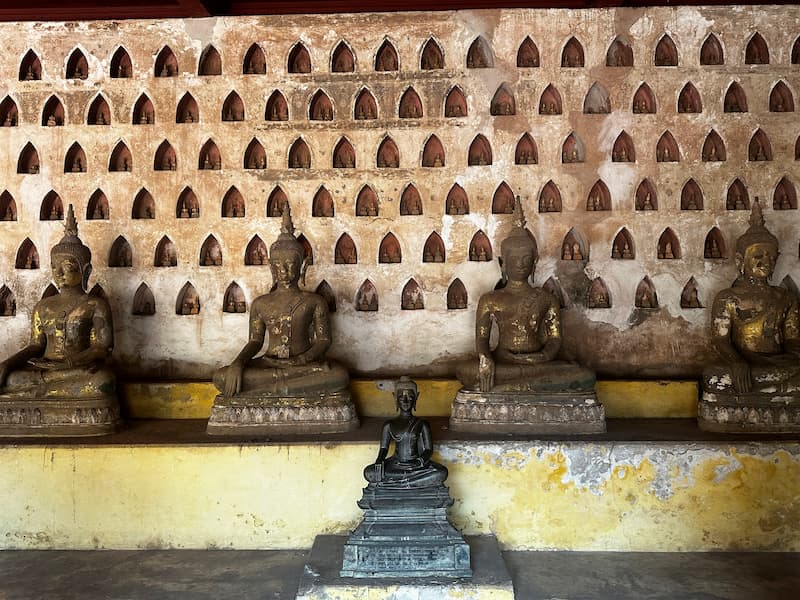 Many Buddha statues