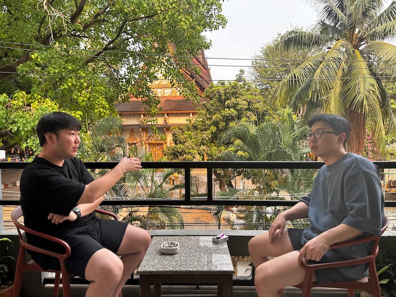 Blogger and friend talking about trip for today