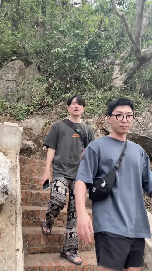 푸시산을 내려가고 있는 친구들