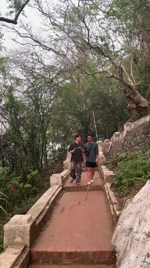 푸시산을 내려가고 있는 친구들