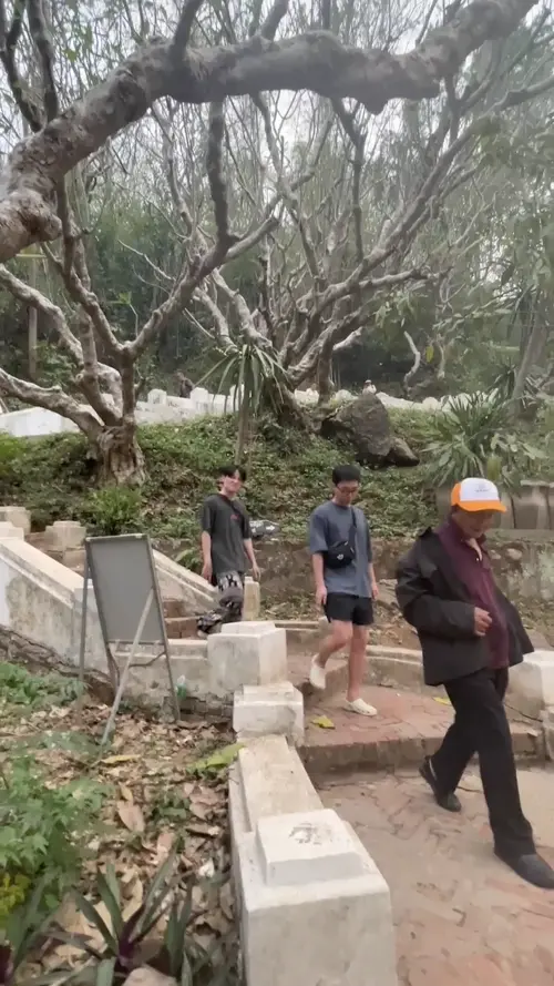 푸시산을 내려가고 있는 친구들