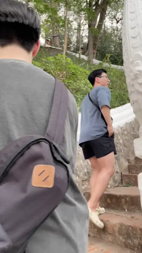 푸시산을 올라가고 있는 친구들