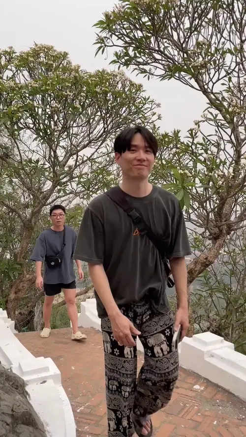 푸시산을 올라가고 있는 친구들