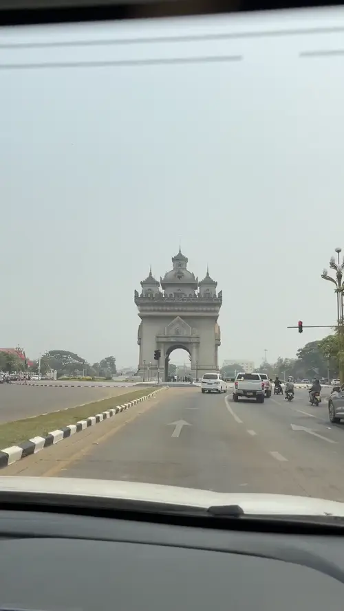 빠뚜사이 독립기념문으로 가는 길