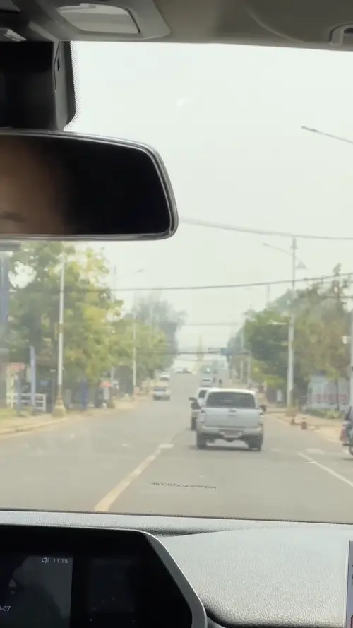 탓 루앙 황금사원으로 가는 길