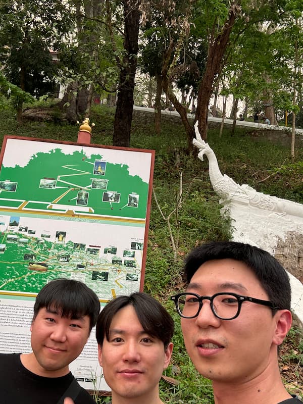 The group photo at the entrance of Phou Si hill