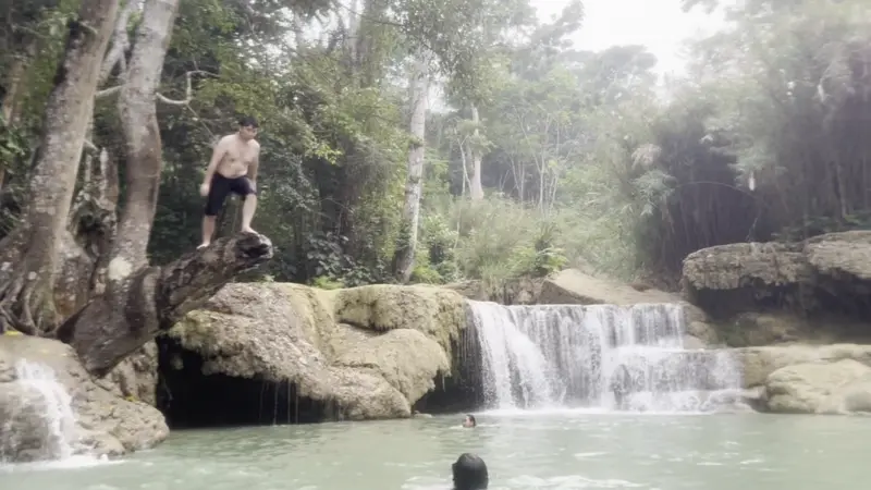 꽝시 폭포에서 다이빙하는 블로거