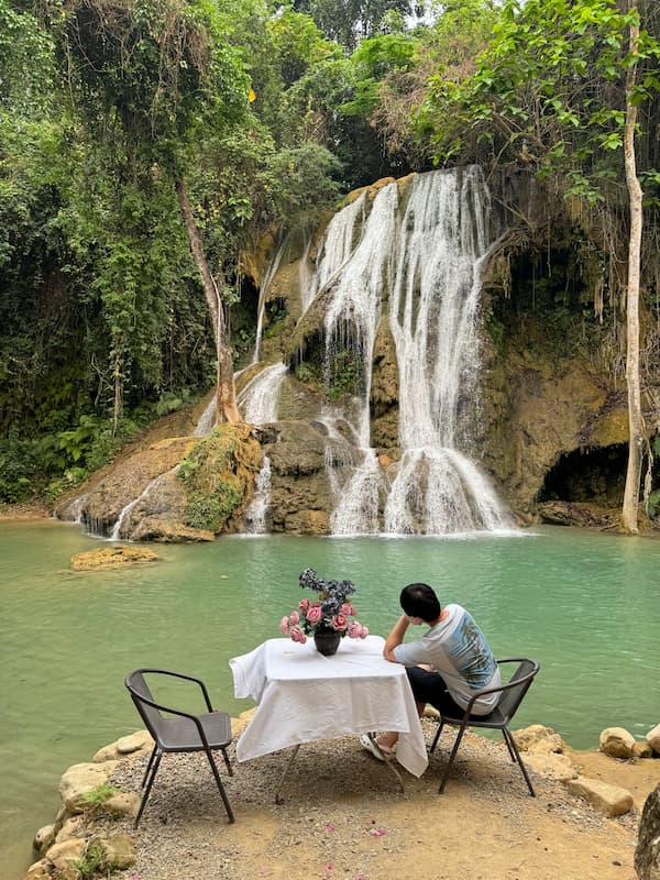 Blogger in Khoun Moung Keo waterfall