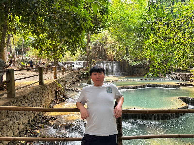 Blogger in Kuang Si waterfall