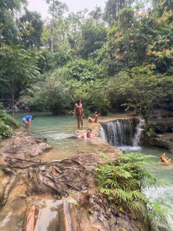 Blogger in Kuang Si waterfall