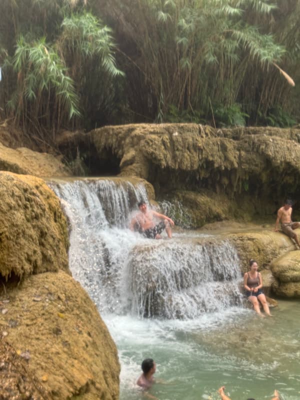 Blogger in Kuang Si waterfall