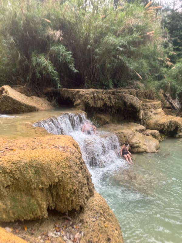 Blogger in Kuang Si waterfall