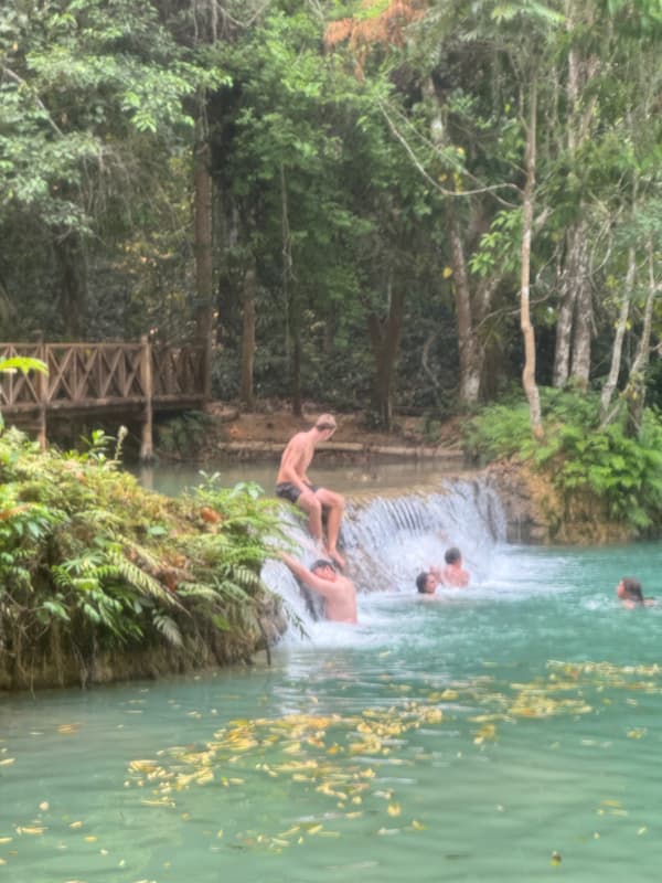 Blogger in Kuang Si waterfall