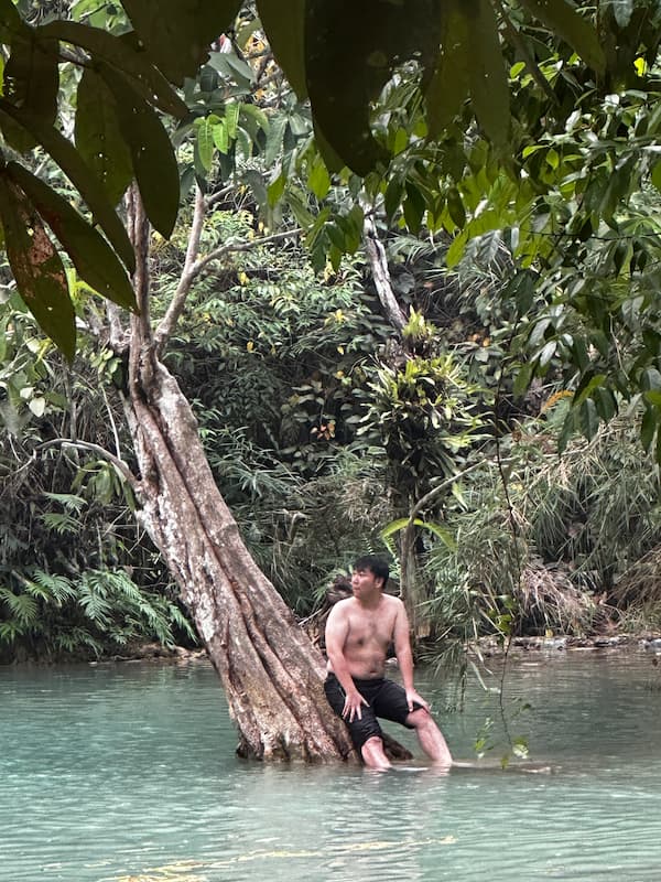 Blogger in Kuang Si waterfall