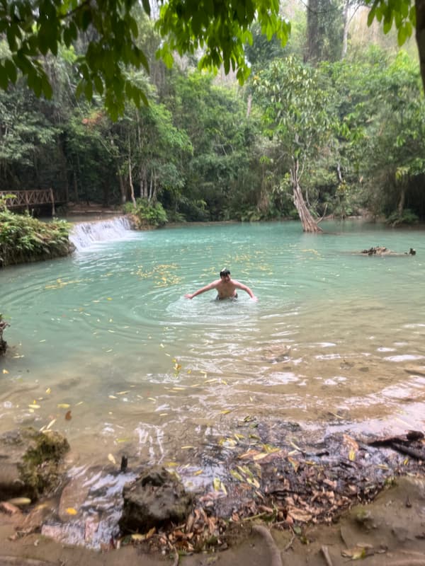 Blogger in Kuang Si waterfall