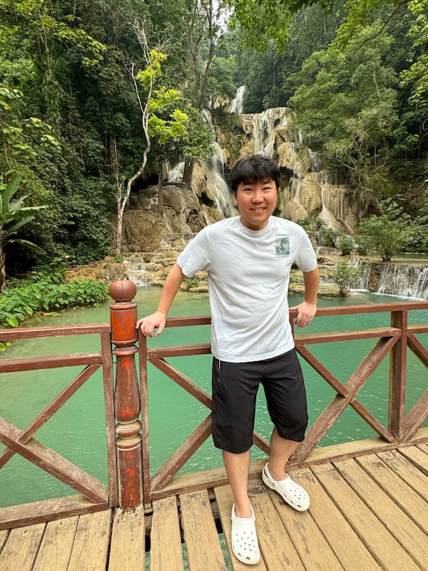 Blogger in the top of Kuang Si waterfall