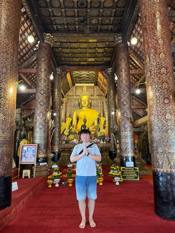 Blogger in Wat Xieng Thong