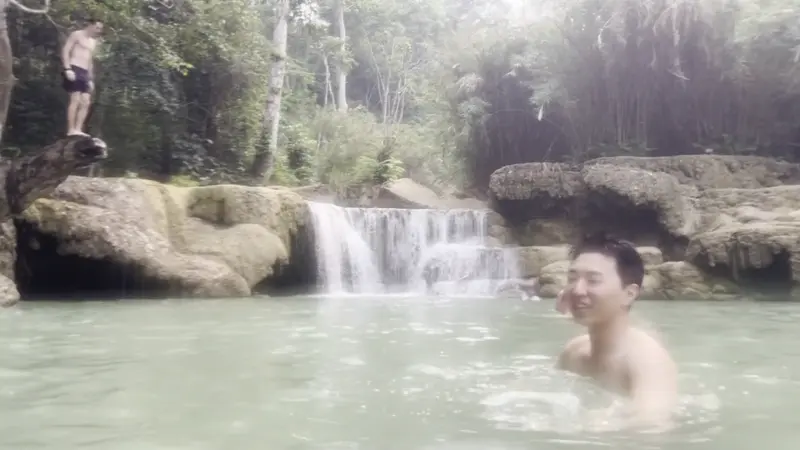 꽝시 폭포에서 다이빙하는 외국인