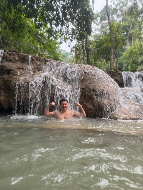 Friend in Kuang Si waterfall