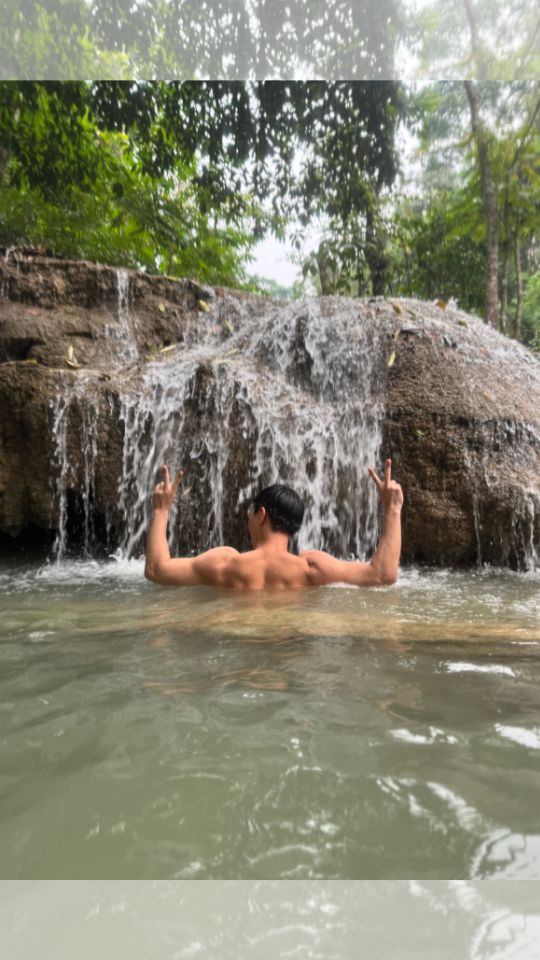Friend in Kuang Si waterfall