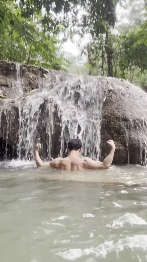 꽝시 폭포에서 사진 찍는 자세를 잡는 친구