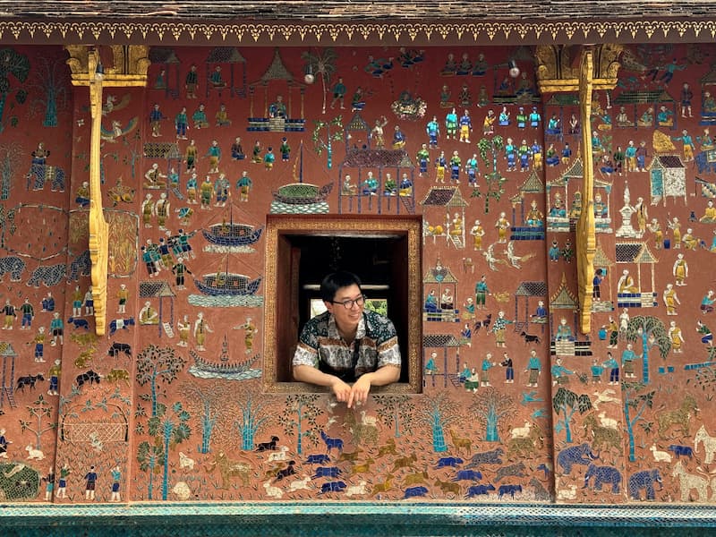 Friend with mosaic mural