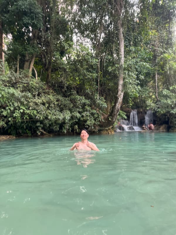 Friend in Kuang Si waterfall