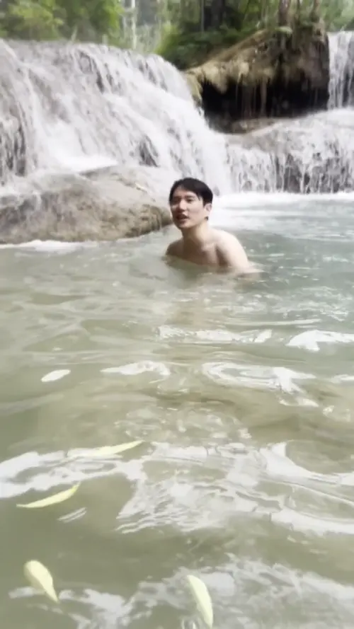 꽝시 폭포에서 물이 깊다고 얘기하는 친구