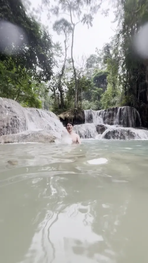 꽝시 폭포에서 물을 뿌리는 친구